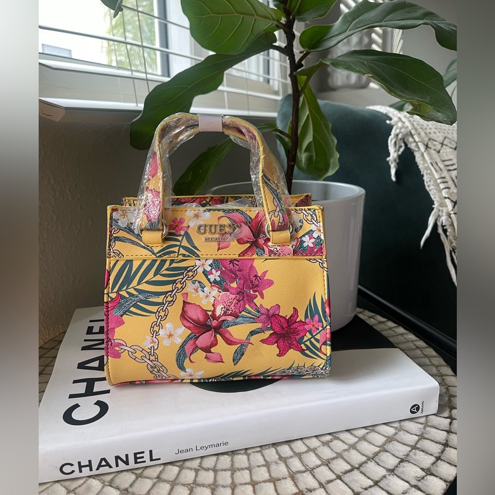 Guess cross body Brand new without tags